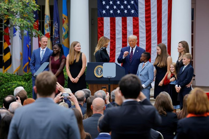 Tổng thống Trump chụp ảnh với thẩm phán Amy Coney Barrett và gia đình bà tại Nhà Trắng ngày 26/9.