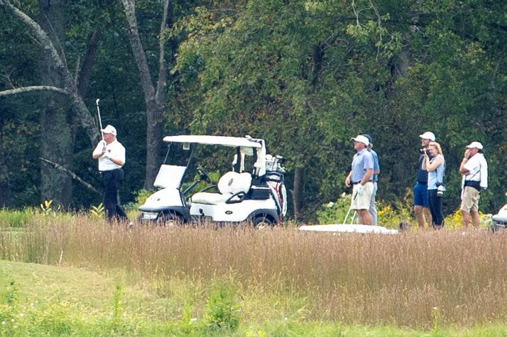 Ngày 27/9: Ông Trump chơi golf tại sân golf ở Sterling, Virginia.