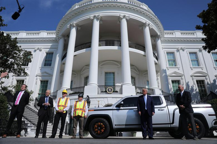 Tổng thống Trump cùng hai nghị sĩ quốc hội tham dự một sự kiện bên ngoài Nhà Trắng hôm 28/9.
