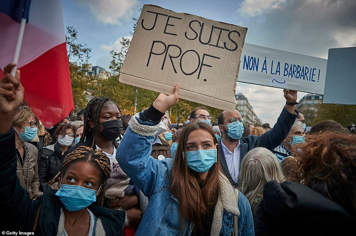 Trong đó, khoảng 12.000 người tuần hành ở thành phố Lyon, phía đông nước Pháp. Tại Toulouse, khoảng 5.000 người đổ ra đường.
