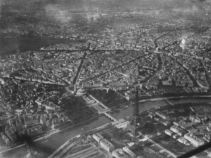 Theo Insider, từ những năm 1920, Tháp Eiffel, Khải Hoàn Môn, Bảo tàng Louvre hay Đại lộ Champs-Elysees,...ở thủ đô Paris của nước Pháp đã là những địa điểm nổi tiếng. (Nguồn ảnh: Insider)