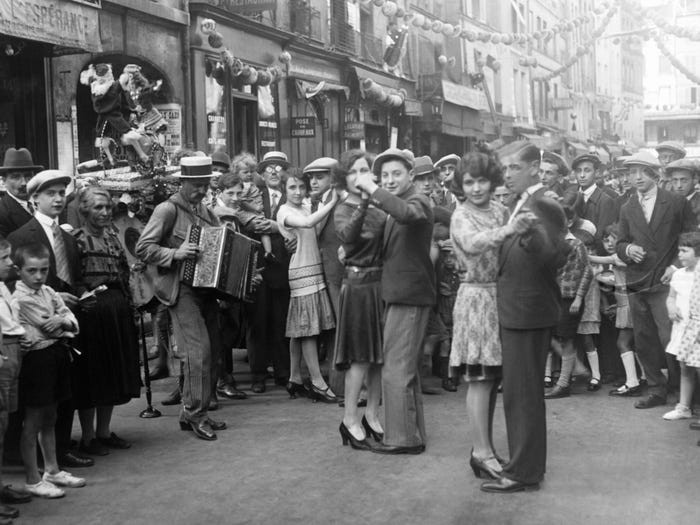 Người dân Pháp thích nhảy múa trên đường phố trong Ngày Quốc khánh những năm 1920. Ngày nay, Paris kỷ niệm Ngày Quốc khánh bằng màn bắn pháo hoa và diễu hành.