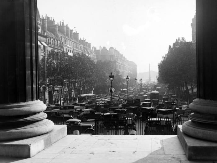 100 năm trước, đường phố Paris đã rất đông đúc xe cộ.