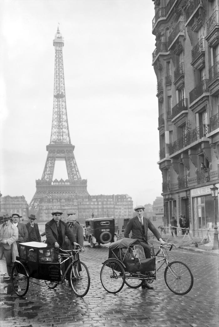 Đường phố nhộn nhịp xe cộ. Tuy nhiên, phương tiện di chuyển ở Paris 100 năm trước rất khác so với hiện tại.