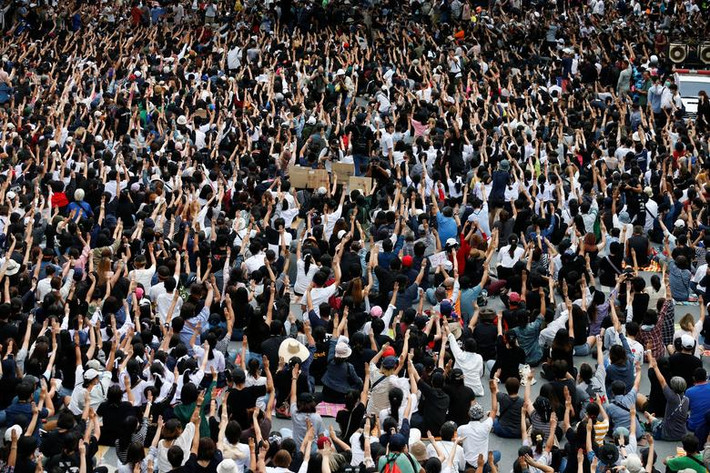 Thủ tướng Prayuth khi đó hứa rằng Quốc hội sẽ xem xét các yêu cầu cải cách hiến pháp của người biểu tình.