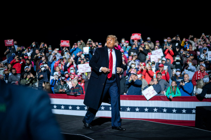 Trong khi đó, chiến dịch của Tổng thống Trump cho biết đã gõ cửa 1,8 triệu ngôi nhà tại bang Pennsylvania, nơi ông giành được sự ủng hộ của giới lao động hồi năm 2016. Ngày 13/10 vừa qua, Tổng thống Trump cũng đã có mặt tại Pennsylvania để vận động cử tri. Ảnh: NYT.