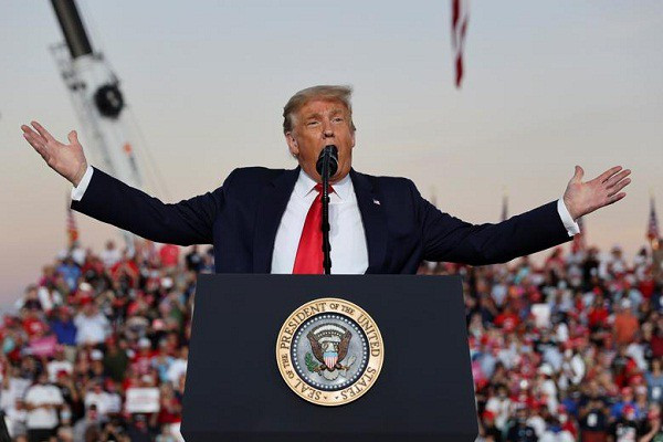 Hiểu rõ tầm quan trọng của bang chiến địa Florida nên ngay khi trở lại cuộc đua vào Nhà Trắng 2020 sau thời gian điều trị COVID-19, Tổng thống Trump đã chọn Florida là điểm đến đầu tiên để kêu gọi sự ủng hộ của cử tri tại bang này. Ảnh: Reuters.