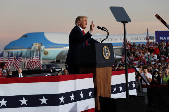 Trước đó, Tổng thống Trump đã tăng cường sự ủng hộ của người Mỹ gốc Cuba ở Florida bằng cách lật ngược một số chính sách thân thiện với Cuba thời chính quyền trước. Ảnh: Reuters.