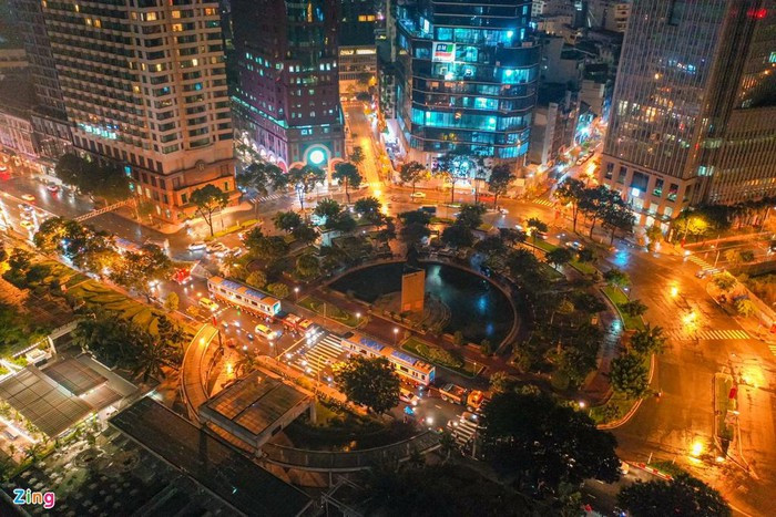0h30, 3 toa tàu đến vòng xoay Công trường Mê Linh (quận 1).