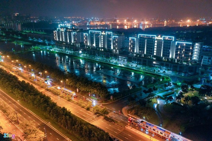 Tiếp đến, đoàn xe chuyên dụng di chuyển vào đường Mai Chí Thọ, qua khu đô thị Sala (quận 2). Theo đơn vị vận chuyển, hành trình chuyển tàu về depot dài 26 km, việc chở tàu diễn ra vào ban đêm để đảm bảo lưu lượng xe cộ trên đường được kiểm soát.