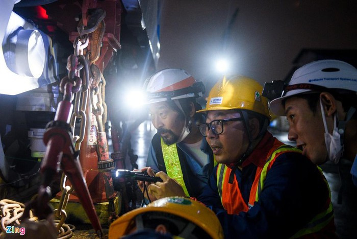 Trước khi 3 toa tàu rời cảng, hơn 20 chuyên gia người Nhật thuộc nhà thầu chính Hitachi kiểm tra kỹ thuật cuối cùng.