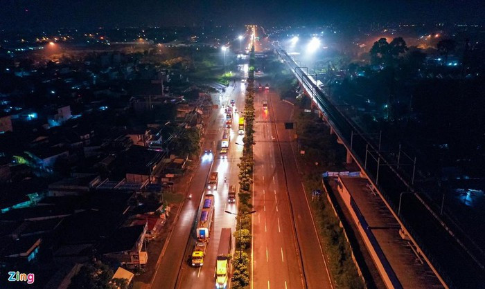 2h sáng 10/10, đoàn xe nhập vào Xa lộ Hà Nội, cách depot Long Bình khoảng 15 km.