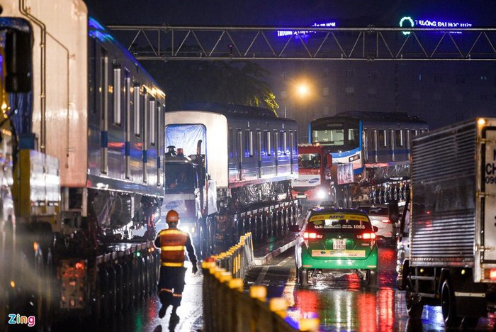 Mặc dù xuất phát khá muộn, đoàn vẫn gặp phải tình trạng xe cộ đông đúc tại một số tuyến đường như đoạn qua cầu Khánh Hội, Tôn Đức Thắng, Nguyễn Hữu Cảnh...