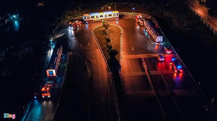 Đoàn xe chở tàu metro di chuyển qua nút giao Cầu vượt Trạm 2 (giáp ranh giữa quận Thủ Đức và quận 9) lúc 2h20.