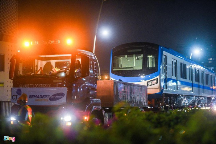 Đoàn xe siêu trường đi tiếp đến đường Nguyễn Hữu Cảnh và qua cầu Thủ Thiêm lúc 1h17.