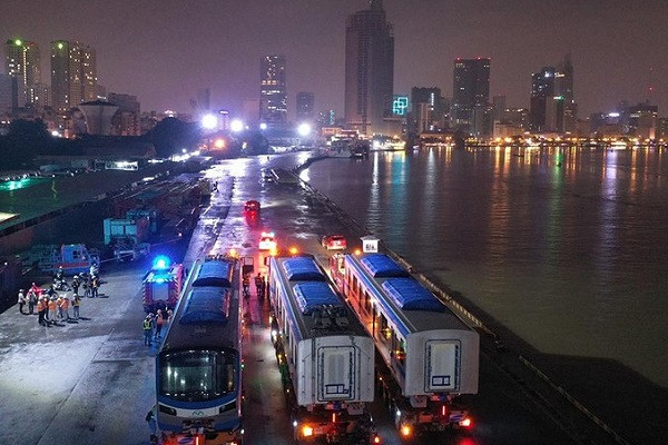 21h15 ngày 9/10, tổ hợp xe siêu trường, siêu trọng đậu tại cảng Khánh Hội (quận 4) chờ giờ xuất phát.