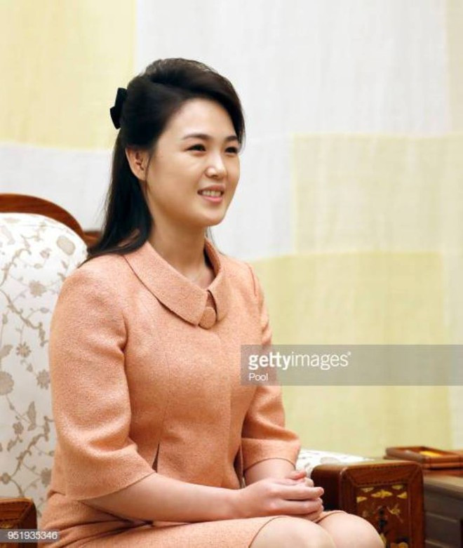 Bà Ri Sol Ju ghi điểm trước công chúng với những trang phục thanh lịch và lối trang điểm tự nhiên. Ảnh: Getty.