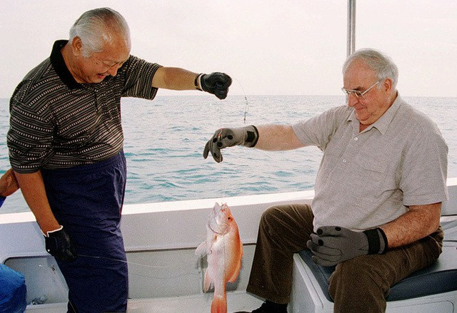 Câu cá cũng là sở thích của cố Thủ tướng Đức Helmut Kohl và cố Tổng thống Indonesia Suharto. Ảnh chụp hai nhà lãnh đạo cùng nhau câu cá ở ngoài khơi đảo Bira gần thủ đô Jarkata, Indonesia, hồi năm 1996. Ảnh: AP.