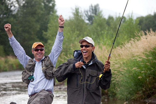Cựu Tổng thống Mỹ Barack Obama thích thú trong chuyến đi câu tại sông Đông Gallatin gần thành phố Belgrade, Serbia, năm 2009. Ảnh: Nhà Trắng.