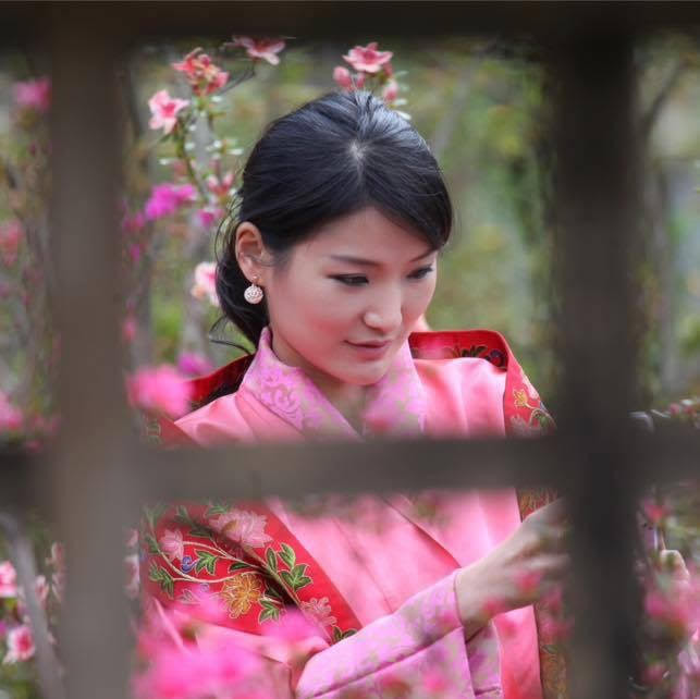 Được biết, Hoàng hậu Pema, sinh ngày 4/6/1990 ở thủ đô Thimphu, có xuất thân thường dân. Ban đầu, bà học tập tại quê nhà, được cha mẹ gửi đi học tại một trường nội trú ở Ấn Độ và tiếp đến là Trường Cao đẳng Regents ở London, Anh. Ảnh: GT.