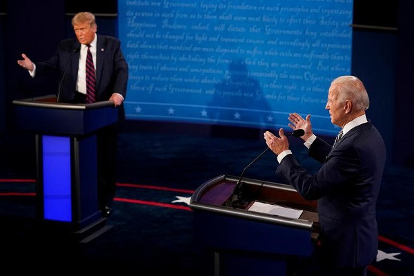 Cuộc tranh luận Tổng thống Mỹ lần 1 giữa ông Joe Biden, ứng viên tổng thống của Đảng Dân chủ, và ông Donald Trump bắt đầu vào lúc 21h tối 29/9 (theo giờ Washington), tức 9 giờ sáng 30/9 theo giờ Việt Nam, tại Đại học Case Western Reserve ở Cleveland, bang Ohio. Đây là một trong những sự kiện thế giới nổi bật trong tháng 9/2020 thu hút sự quan tâm của dư luận. (Nguồn ảnh: Reuters)