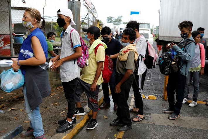 Theo Reuters, họ (di dân) có thể sẽ đối mặt với thách thức khi đi qua Mexico, nơi Tổng thống Andres Manuel Lopez Obrador đã triển khai Lực lượng Vệ binh Quốc gia tới biên giới với Guatemala để giải tán các đoàn người di cư này.
