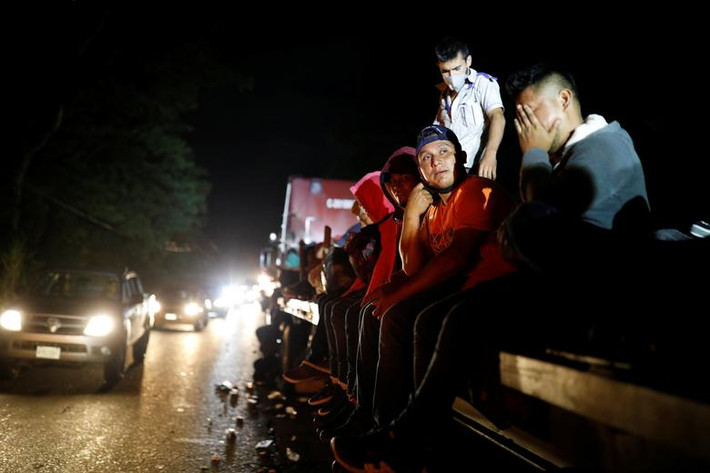 "Chúng tôi không có tiền, không có đồ ăn", Carlos, một di dân đến từ Honduras, chia sẻ.