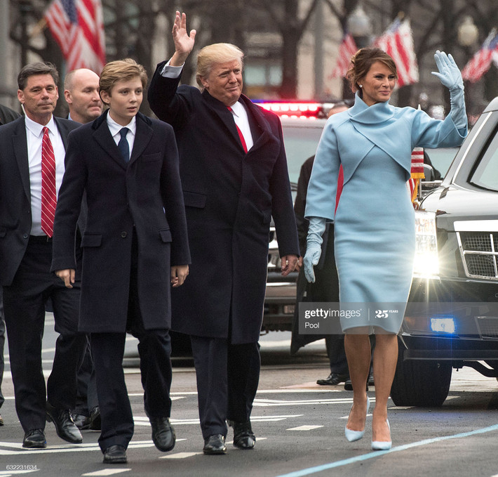 Sau ngày Tổng thống Trump nhậm chức hồi tháng 1/2017, bà Melania và Barron không chuyển đến sống cùng ông tại Nhà Trắng ngay mà tiếp tục ở lại New York để chờ Barron hoàn thành chương trình học tại Trường Ngữ pháp và Dự bị Columbia. Ảnh: Getty.