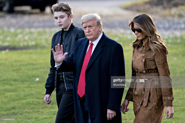Nói về tình trạng của con trai út, Tổng thống Trump cho biết Barron hiện rất "khỏe mạnh". Tổng thống Mỹ Donald Trump cũng viện dẫn việc con trai ông mắc COVID-19 ở mức độ nhẹ để kêu gọi các trường học ở Mỹ mở cửa trở lại càng sớm càng tốt. Ảnh: Getty.