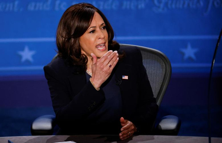Ông Pence và bà Harris ngồi cách xa nhau tới 3,6 mét khi tranh luận.