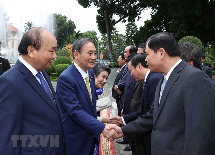 Thủ tướng Nhật Bản Suga Yoshihide với các thành viên chính thức Đoàn đại biểu Việt Nam tại Lễ đón. (Ảnh: Thống Nhất/TTXVN)