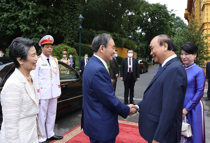 Thủ tướng Chính phủ Nguyễn Xuân Phúc và Phu nhân đón Thủ tướng Nhật Bản Suga Yoshihide và Phu nhân. (Ảnh: Thống Nhất/TTXVN)
