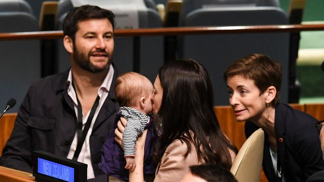 Thủ tướng Jacinda Ardern sinh con gái Neve vào tháng 6/2018. Bà trở thành thủ tướng thứ hai trên thế giới sinh con khi còn đương chức và từng đưa con gái tới dự phiên họp Đại hội đồng Liên Hợp Quốc ở New York (Mỹ). Ảnh: News.com.au.