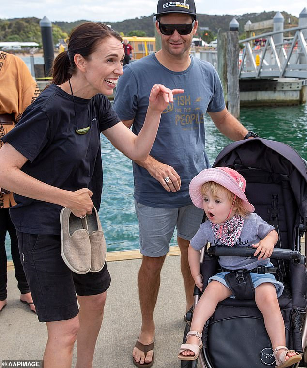 Bên cạnh sự nghiệp chính trị thành công, nữ Thủ tướng New Zealand Jacinda Ardern đang có cuộc sống hạnh phúc bên người bạn đời Clarke Gayford và con gái 2 tuổi, bé Neve. Ảnh: AAP.
