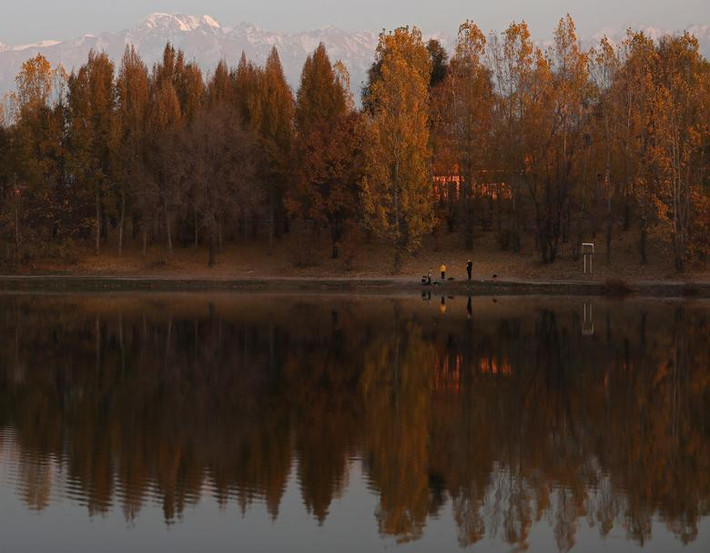 Khung cảnh mùa thu với hàng cây lá vàng bên hồ nước ở Almaty, Kazakhstan, hôm 19/10.