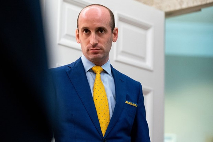 Được biết, ông Stephen Miller là chồng của bà Katie Miller - Giám đốc Truyền thông của Phó Tổng thống Mỹ Mike Pence. Bà Katie Miller từng mắc COVID-19 hồi đầu năm nhưng đã phục hồi và làm việc bình thường. Kết quả xét nghiệm COVID-19 của bà Katie vào sáng 6/10 cho kết quả âm tính. Ảnh: NBC News.
