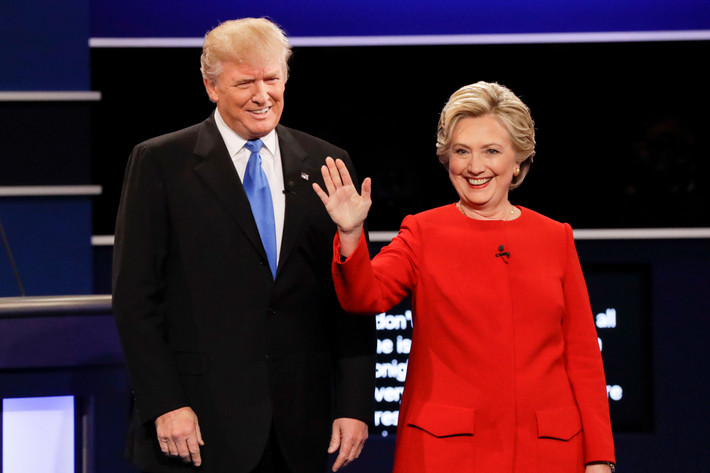 CNN nhắc lại kết quả của 3 cuộc tranh luận tổng thống giữa ông Trump và đối thủ là bà Hillary Clinton hồi năm 2016. Khi đó, theo kết quả một số cuộc thăm dò, phần lớn người được hỏi đánh giá bà Clinton thắng cả 3 cuộc tranh luận này. Dù vậy, cuối cùng, ông Trump vẫn giành chiến thắng trong cuộc đua vào Nhà Trắng để lên nắm quyền. Ảnh: TIME.