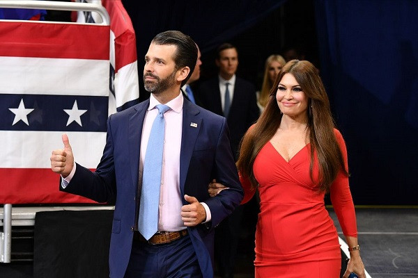 Theo Town & Country, Kimberly Guilfoyle, bạn gái của con trai cả ông Trump, sinh ngày 9/3/1969 tại thành phố San Francisco, California (Mỹ). Mẹ của Guilfoyle là một giáo viên, nhưng đã qua đời năm cô 11 tuổi. Cha cô là người Ireland nhập cư. (Nguồn ảnh: T&C)