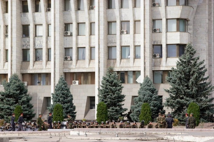 Tòa nhà này từng "chứng kiến" nhiều cuộc biểu tình xảy ra tại thủ đô Bishkek. Ảnh: AW.