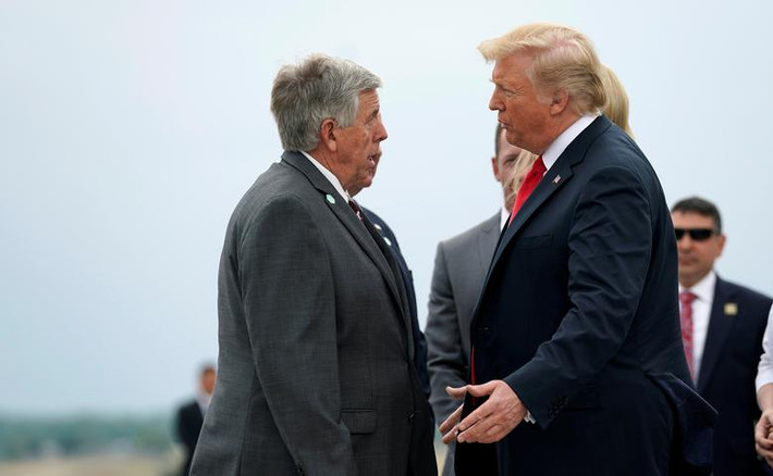 Thống đốc Missouri, Mike Parson (trái), có kết quả xét nghiệm dương tính với COVID-19 hôm 23/9.