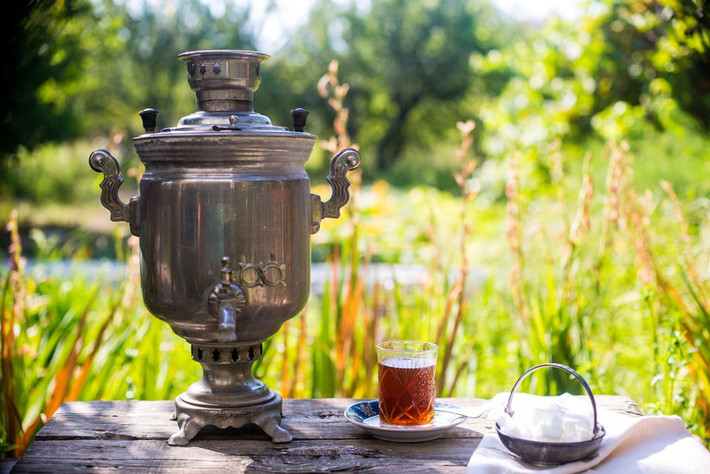 Người dân Azerbaijan thường uống trà trước bữa ăn. Tuy nhiên, cách thưởng thức trà của họ có chút khác biệt. Họ sẽ dùng trà với mứt hoặc đường. Ảnh: CT.