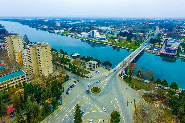 Kinh tế Azerbaijan chủ yếu dựa vào công nghiệp. Các ngành công nghiệp gồm chế tạo máy, dầu mỏ, dệt may và sản xuất hóa chất,... Ảnh: Wikipedia.