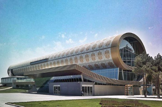 Bảo tàng Thảm của Azerbaijan nằm trên bờ biển Baku, được mở cửa vào năm 2014. Trong bảo tàng có hình dáng giống như một tấm thảm khổng lồ cuộn lại này, bạn có thể tìm thấy các loại thảm từ khắp đất nước. Ảnh: Instagram.