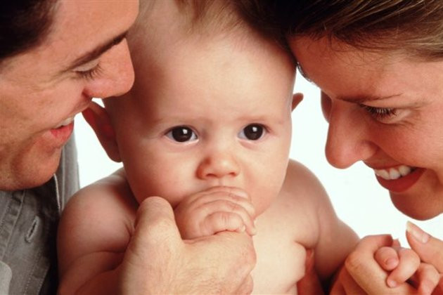 Theo quan niệm của người Azerbaijan, việc tắm rửa cho trẻ sơ sinh bằng nước muối sẽ giúp đứa trẻ khỏe mạnh, trung thực và dũng cảm hơn. Ngoài ra, móng tay và tóc của trẻ chỉ được cắt sau sinh nhật đầu tiên của chúng. Ảnh minh họa: AZ.