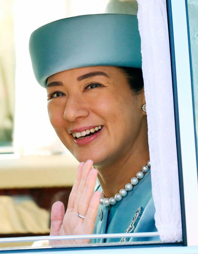 Tương tự như mẹ chồng mình, Hoàng hậu Masako cũng phải vật lộn với áp lực từ luật lệ hoàng gia và sinh con nối dõi. Từ khi trở thành Công nương, bà buộc phải từ bỏ cuộc sống chu du của một nhà ngoại giao để tuân theo quy củ, luật lệ chốn hoàng cung. Những áp lực từ nhà chồng và dư luận đã đẩy Masako, lúc bấy giờ vẫn là Công nương, vào cảnh trầm cảm kéo dài. Ảnh: Getty.