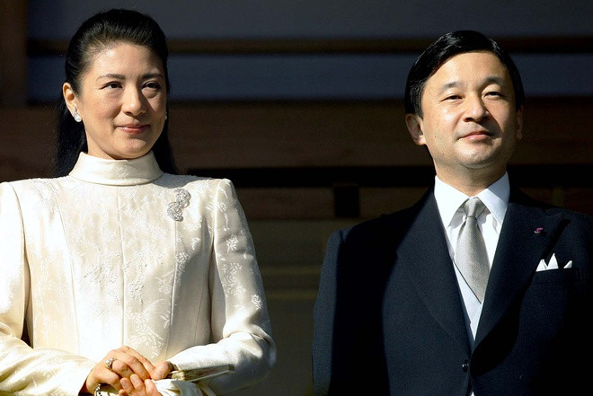 Năm 2004, Thái tử Naruhito lần đầu lên tiếng thừa nhận việc vợ ông mắc bệnh trầm cảm, cần được điều trị trong thời gian dài. Ông bày tỏ hy vọng nhận được sự thông cảm của người dân để Công nương Masako mau chóng vực dậy tinh thần, tiếp tục hoàn thành sứ mệnh của mình. Ảnh: Japan Times.