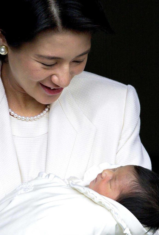 Năm 1999, sau 6 năm kết hôn, Công nương Masako mới mang thai nhưng không may bị sảy. Đến tháng 12/2001, bà hạ sinh Aiko - cô công chúa đầu lòng, song lại khiến hoàng gia Nhật Bản phật ý vì không thể "sinh nam hoàng đế nối dõi". Một lần nữa, Công nương Masako lại hứng chịu sự gièm pha từ nhà chồng và giới truyền thông, dẫn đến tình trạng tâm lý bất ổn. Bà thường xuyên vắng mặt trong các sự kiện quan trọng và không thể làm tròn trách nhiệm của mình. Ảnh: Japan Today.