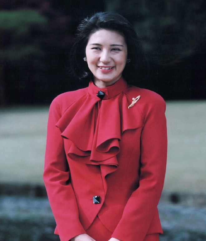 Tiếp nối mẹ chồng - Cựu Hoàng hậu Michiko, Hoàng hậu Masako Owada (sinh ngày 9/12/1963), vợ của Tân Nhật hoàng Naruhito, trở thành nàng dâu xuất thân thường dân thứ 2 của hoàng gia Nhật Bản. Bà là người phụ nữ tài sắc vẹn toàn, từng theo học tại những trường đại học hàng đầu thế giới, thông thạo 6 ngoại ngữ và là một viên chức của Bộ Ngoại giao Nhật Bản như cha mình. Ảnh: Getty.
