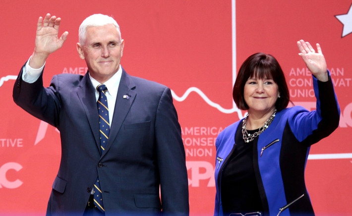 Một người chị gái của ông Mike mô tả bà Karen là người thông minh và mạnh mẽ: “Karen Pence là một trụ cột. Cô ấy là tài sản quý báu với Mike và họ hỗ trợ cho nhau". Ảnh: NBC News.