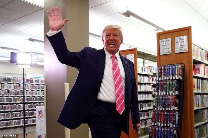 Tổng thống Mỹ Donald Trump vẫy tay chào mọi người sau khi bỏ phiếu xong. Ảnh: Reuters.